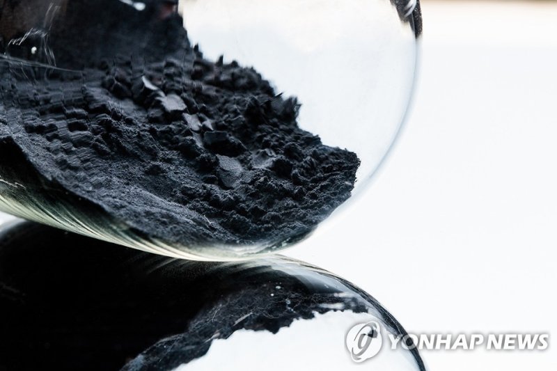 리튬 이온 배터리를 만드는 데 쓰이는 양극재. ⓒ사진 LG화학 제공, 연합뉴스