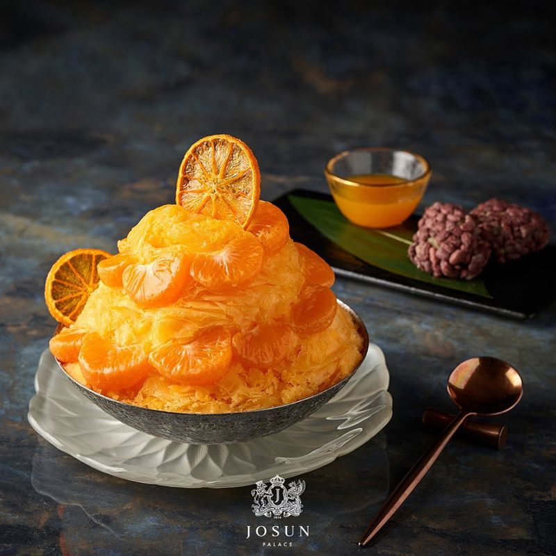 조선 팰리스에서 여름 한정으로 선보이는 '제주 카라향 빙수'. 카라향은 일 년에 단 두 달만 수확할 수 있는 진귀한 과일이다. 귤과 비슷한 크기에 맛도 비슷하지만 당도가 높고 과즙이 풍부하다. 조선 팰리스에서는 물은 물론 별도의 첨가물 없이 카라향을 100% 착즙해 얼음으로 만들고 카라향 과육을 토핑해 카라향 본연의 맛을 즐길 수 있도록 했다. ⓒ사진 조선 팰리스 인스타그램 @josunpalace