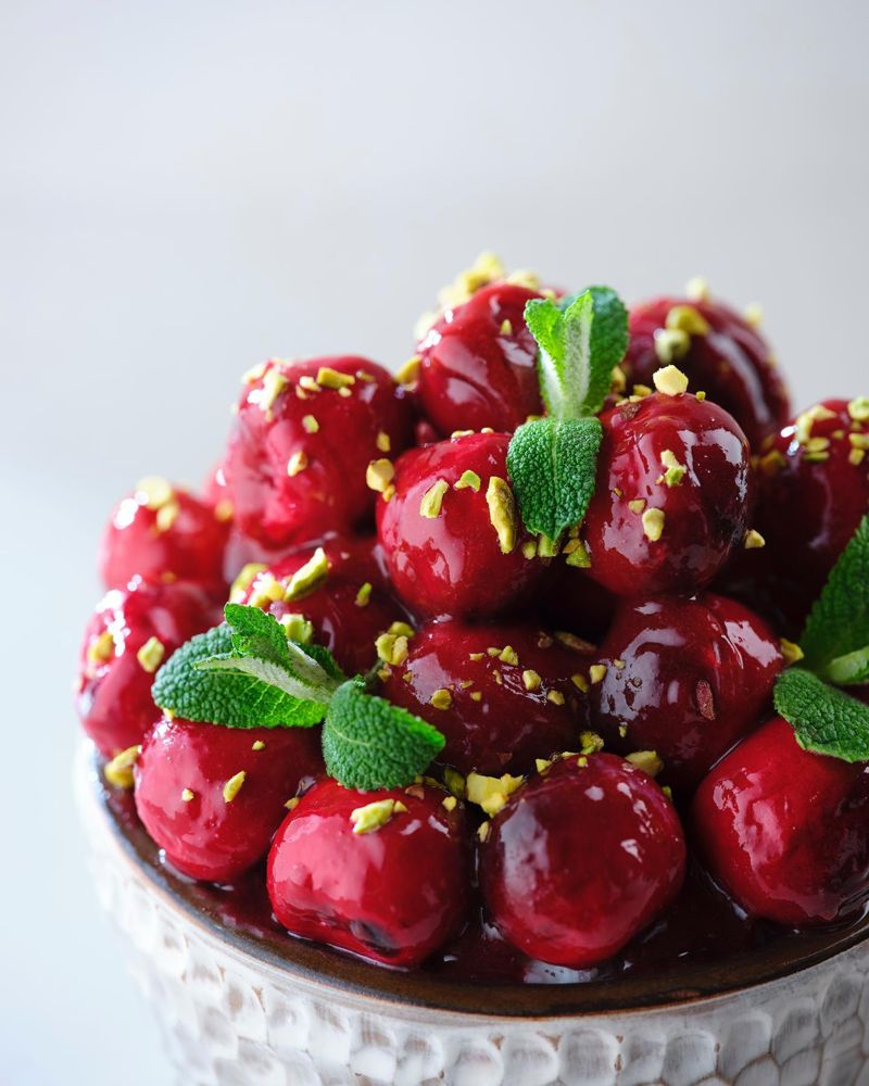 2023년 파크하얏트서울 더라운지의 시즌 메뉴 '체리 빙수'. 체리 아이스크림과 베리 소스, 체리 과육을 토핑해 체리의 맛을 다양하게 베리에이션한 것이 특징이다. 파크 하얏트 서울은 체리 빙수 외에도 '허니 골드 빙수' '홍시 빙수' 등 다양한 빙수를 선보인다.ⓒ사진 파크 하얏트 서울 인스타그램 @parkhyattseoul