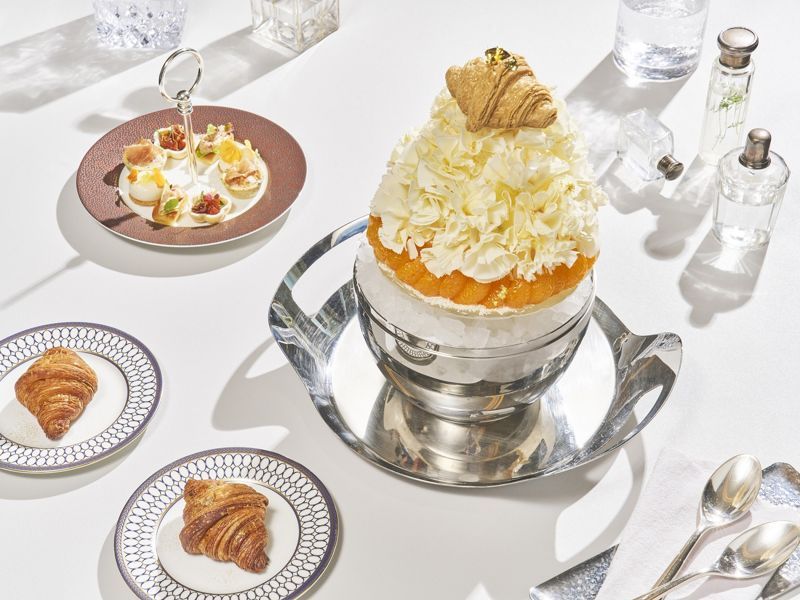 소피텔 앰배서더 서울의 아름다운 '빙수 스크레'. 소담한 꽃다발처럼 보이는 화이트 초콜릿 토핑과 만다린 과육, 크루아상 모양의 아이스크림이 돋보인다. 빙수 스크레의 초콜릿 토핑은 프랑스 명품 초콜릿 브랜드 '발로나'의 화이트 초콜릿으로 만들었다. ⓒ사진 소피텔 앰배서더 제공