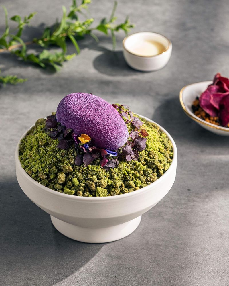 비 온 뒤 정원처럼 진한 초록이 돋보이는 과감한 비주얼의 빙수. JW메리어트 동대문 스퀘어 서울에서 선보이는 '자색 고구마 빙수'다. 진한 초록을 입은 말차 크럼블은 바삭하게 입 안에서 부서지고 고구마 모양의 무스는 부드럽게 입 안을 휘감는다. ⓒ사진 JW메리어트 동대문 스퀘어 서울 인스타그램 @jwmarriott_dongdaemun