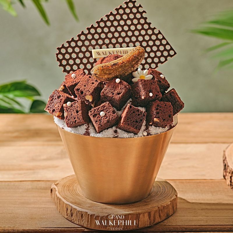 그랜드 워커힐 서울은 초콜릿 아이스크림, 초콜릿 브라우니, 다크 초콜릿까지 초콜릿 디저트를 망라해 '초코바나나 빙수'를 선보인다. ⓒ사진 그랜드 워커힐 인스타그램 @walkerhill_hotel