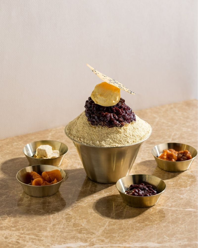 더플라자호텔의 우도 땅콩 팥빙수. 할매니얼 디저트로 인기를 끄는 약과, 감말랭이, 땅콩 아이스크림 등을 곁들였다. ⓒ사진 더 플라자 서울 인스타그램 @theplazaseoul