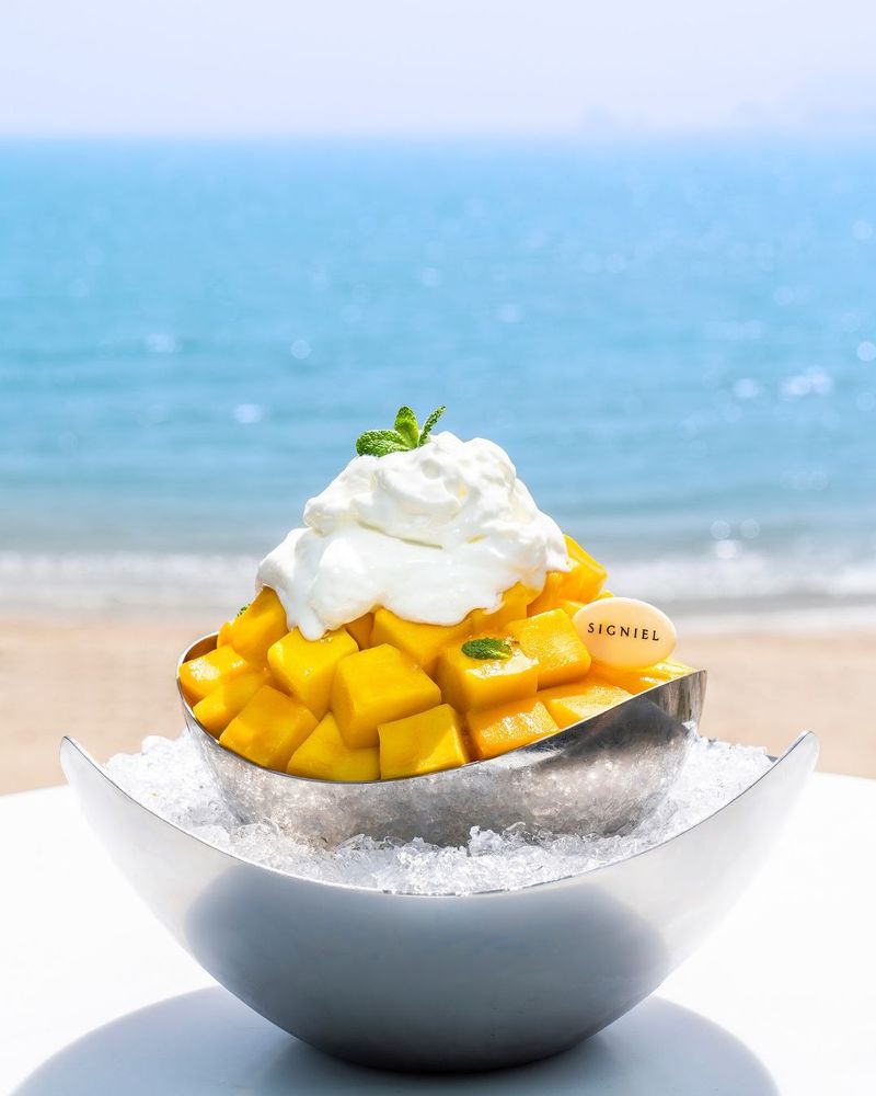 시그니엘 부산의 '제주 애플 망고 빙수'는 부드러운 망고 과육 위에 수제 블루베리 크럼블을 곁들일 수 있어 다채로운 식감을 자랑한다. ⓒ사진 시그니엘 인스타그램 @signielhotels