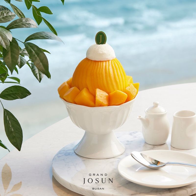 고량주를 곁들여 즐기는 '제주 애플망고 빙수'. 그랜드조선 부산에서만 선보이는 이색 메뉴다. ⓒ사진 제공 그랜드 조선 부산 인스타그램 @grandjosun_busan