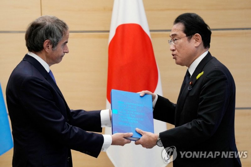 국제원자력기구 IAEA의 라파엘 그로시 사무총장이 후쿠시마 오염수 방류 계획을 검토한 종합보고서를 日 기시다 총리에 전달하는 모습. IAEA는 도쿄전력이 계획한 대로 오염수를 통제하고 점진적으로 바다에 방류한다면 인체와 환경에 미치는 영향이 미미할 것이라고 발표했다. ⓒ사진 2023년 7월 4일 도쿄 로이터, 연합뉴스