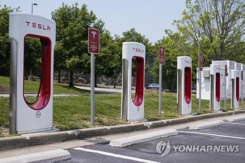 미국의 테슬라 충전소. 미국 정부가 추진하는 전기차 충전소 확대 정책에 테슬라가 가세하면서 테슬라를 제외한 다른 전기차도 테슬라의 충전소를 이용할 수 있게 됐다. ⓒ사진 AP 연합뉴스