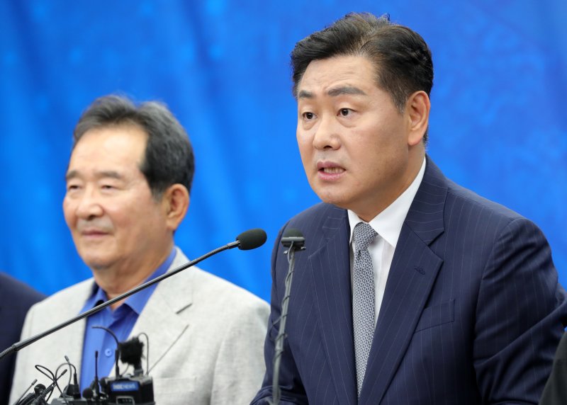 7월 20일 김관영 전북도지사가 전북 전주시 전북도청에서 새만금 이차전지 특화단지 유치 관련 기자회견을 열고 질의에 답변하고 있다. ⓒ 사진 뉴스1
