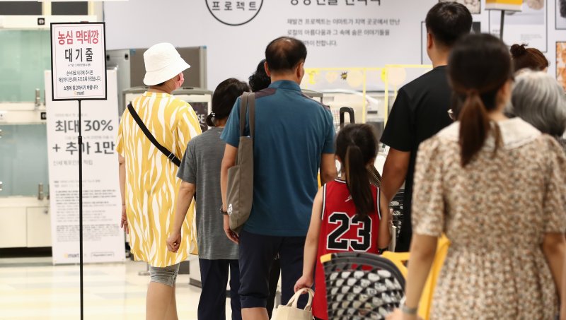 이마트가 품귀 현상을 빚고 있는 농심 '먹태깡'을 한정 판매한 7월 30일 오전 서울 시내의 한 이마트에서 시민들이 먹태깡을 사기 위해 줄을 서고 있다. ⓒ사진 2023년 7월 30일 뉴스1