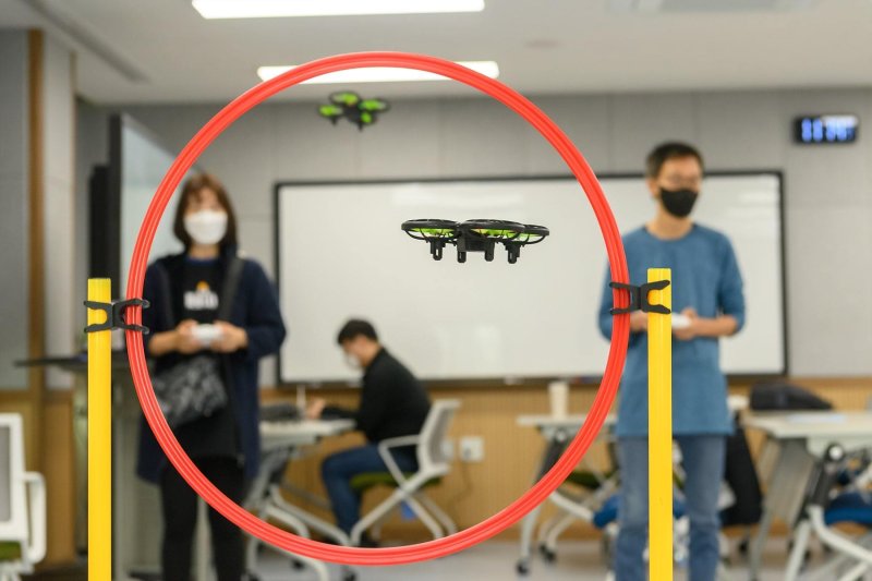 전 연령대 디지털 드로잉, 유튜브 크레이에터 교육을 위해 양천구 구민들이 드론 레이싱을 배우는 모습. ⓒ사진 양천구 제공, 뉴스1