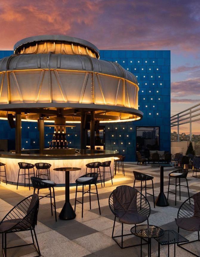 몬드리안 서울 이태원의 '프리빌리지 바'. 프리빌리지 바에서는 매일 황홀한 풍경이 펼쳐진다. ⓒ사진 몬드리안 서울 이태원 공식 인스타그램 @mondrianseouliteawon