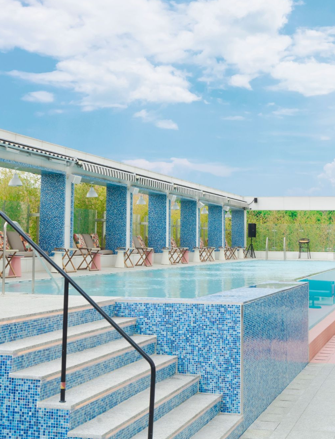 도심 속 휴양지라는 말이 어울리는 몬드리안 서울 알티튜드 풀&라운지. ⓒ사진 몬드리안 서울 이태원 공식 인스타그램 @mondrianseoulitaewon