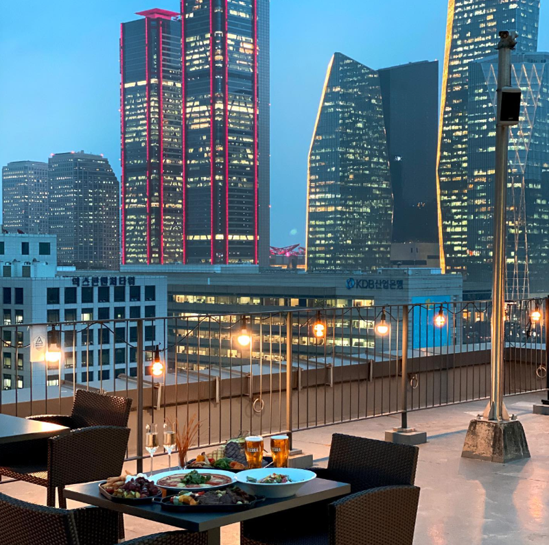 여의도 시티뷰를 바라보며 다이닝을 즐길 수 있는 글래드 여의도의 '글래드 스카이'. ⓒ사진 출처 글래드호텔 공식인스타그램 @gladgotels