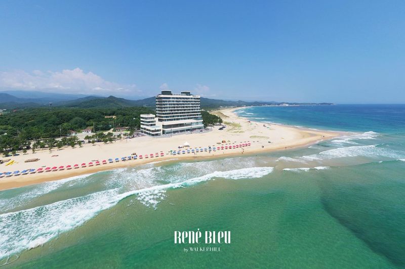 강원도 고성의 송지호해수욕장을 마주한 르네블루 by 워커힐. 송지호해수욕장은 강릉과 양양의 유명 해수욕장에 비해 관광객이 적어 고요하고 아늑한 분위기에서 호캉스를 즐길 수 있다. ⓒ사진 출처 르네블루 by 워커힐 공식인스타그램 @renebleu_hotel