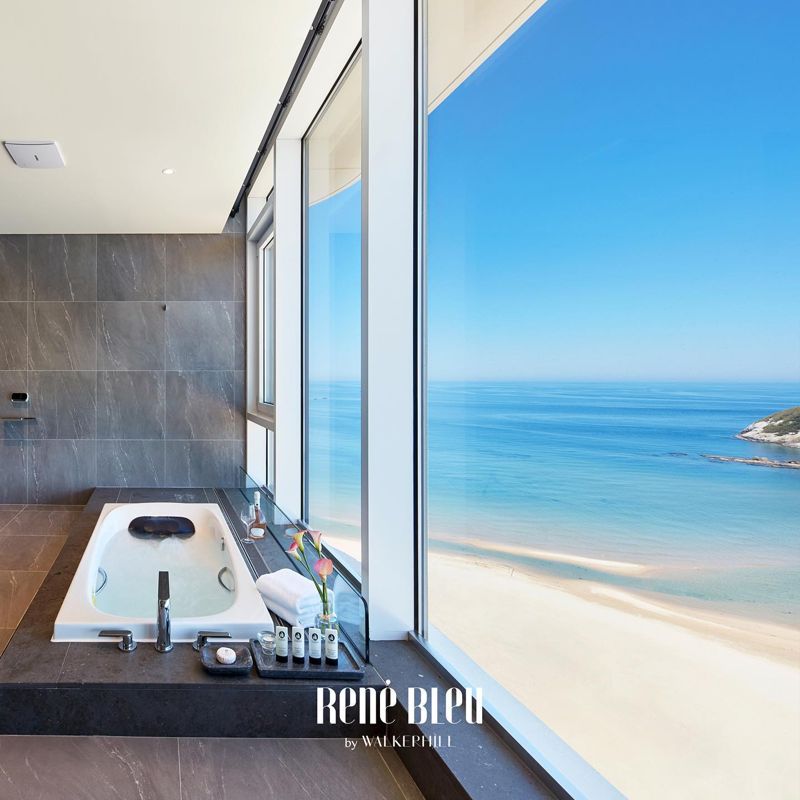 바다를 보며 스파를 즐길 수 있는 르네블루 by 워커힐의 객실. ⓒ사진 르네블루 by 워커힐 공식 인스타그램 @renebleu_hotel