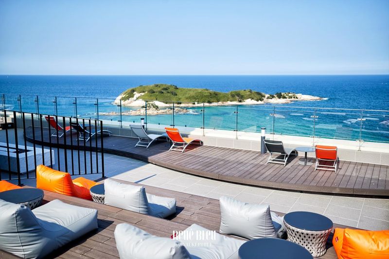 르네블루 by 워커힐의 인기 스팟, 루프탑 '블루 스카이'. R층의 블루 스카이에서는 탁 트인 공간에서 막힘 없이 펼쳐진 고성의 푸른 바다를 감상할 수 있다. ⓒ사진 르네블루 by 워커힐 공식 인스타그램 @renebleu_hotel