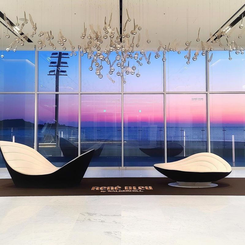 르네블루 by 워커힐의 블루 라운지. 통유리 뒤로 보이는 송지호해수욕장의 푸른 바다는 시시각각 다양한 색으로 변하며 투숙객의 발길을 머무르게 만든다. ⓒ사진 르네블루 by 워커힐 공식 인스타그램 @renebleu_hotel