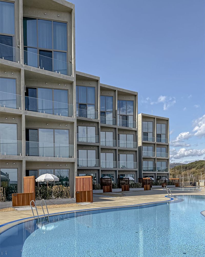 조선호텔앤리조트가 운영하는 양양의 코랄로 바이 조선. 서핑의 성지 인구해변 근처에 위치해 양양 특유 로컬 분위기를 느낄 수 있는 것은 물론이고 야외 수영장, 다이닝 등 호텔 내 즐길거리도 많다. ⓒ사진 코랄로 바이 조선 공식 인스타그램 @corallo.byjosun