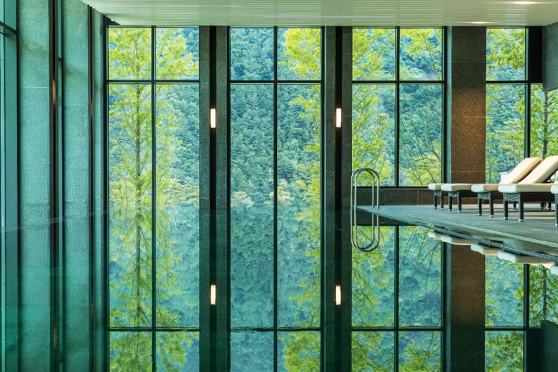 자연의 풍경이 물 위에 그대로 투영되어 그림 같은 풍경이 펼쳐지는 파크로쉬 인도어스파. ⓒ사진 파크로쉬 공식 인스타그램 @park_roshe