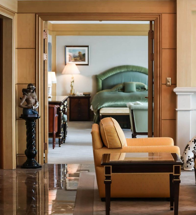 중후하고 기품있는 인테리어를 자랑하는 롯데호텔 부산. 시몬스와 함께 개발한 매트리스와 베딩 시스템으로 아늑하고 편안한 잠자리를 제공한다. ⓒ사진 롯데호텔 부산 공식 인스타그램 @lottehotel_busan