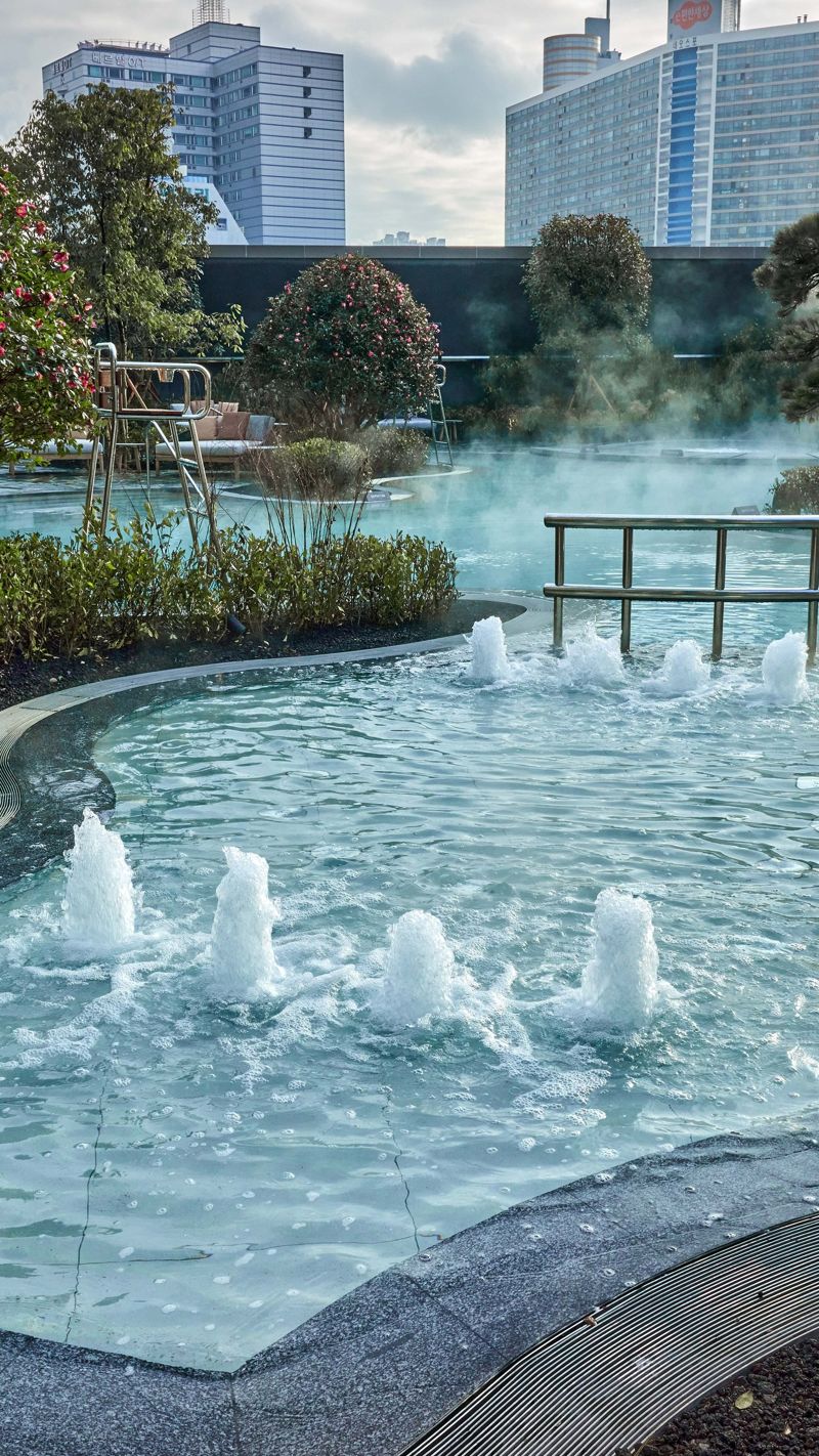 롯데호텔 부산의 야외수영장. 도심의 풍경과 어우러져 이색적인 정취를 자아낸다. ⓒ사진 롯데호텔 부산 공식 인스타그램 @lottehotel_busan