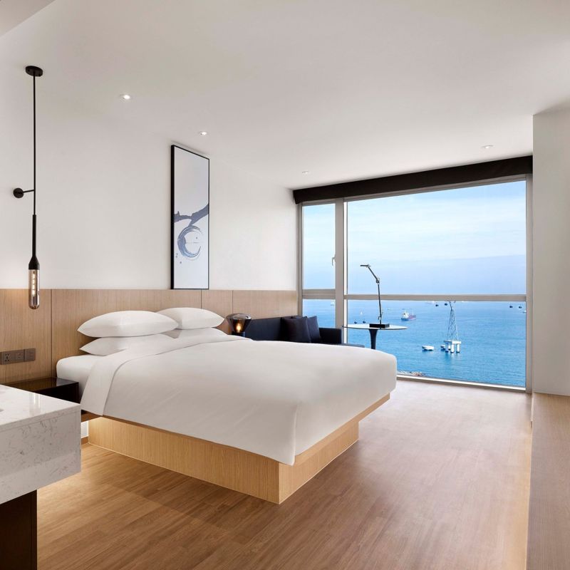 모든 객실에서 바다를 조망할 수 있는 페어필드 바이 메리어트 부산 송도비치. 바다 위를 가르는 무역선들이 보인다. ⓒ사진 페어필드 바이 메리어트 부산 송도비치 공식 인스타그램 @fairfield_songdobeach