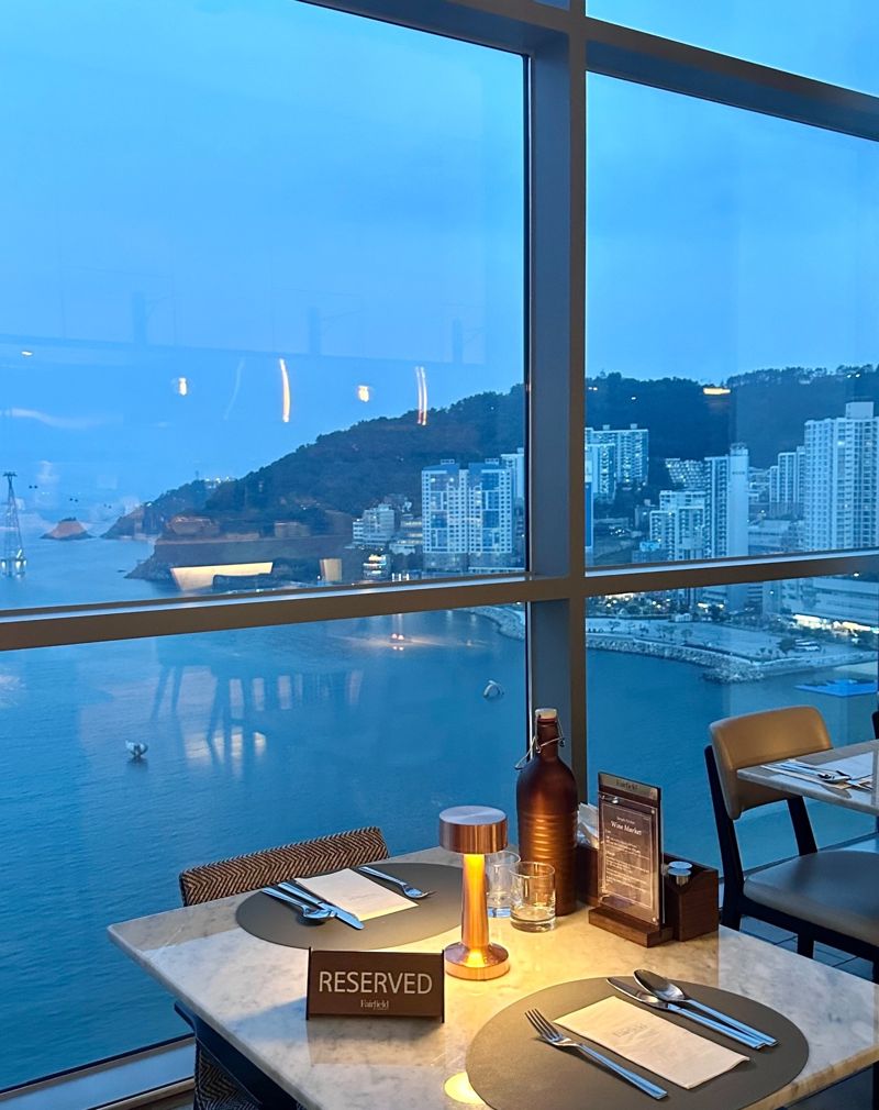 페어필드 바이 메리어트 부산 송도비치 22층에 자리한 '송도키친'. 멀리 송도해상케이블카가 보인다. ⓒ사진 페어필드 바이 메리어트 부산 송도비치 공식 인스타그램 @fairfield_songdobeach