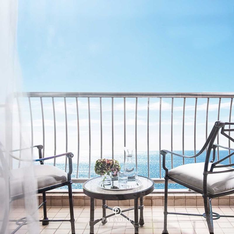 그리스 휴양지를 떠올리게 하는 파라다이스호텔 부산의 발코니 뷰. 발코니가 있는 객실에서는 바다를 더 가까이에서 볼 수 있다. ⓒ사진 파라다이스 호텔 부산 공식 인스타그램 @busan.paradisehotel