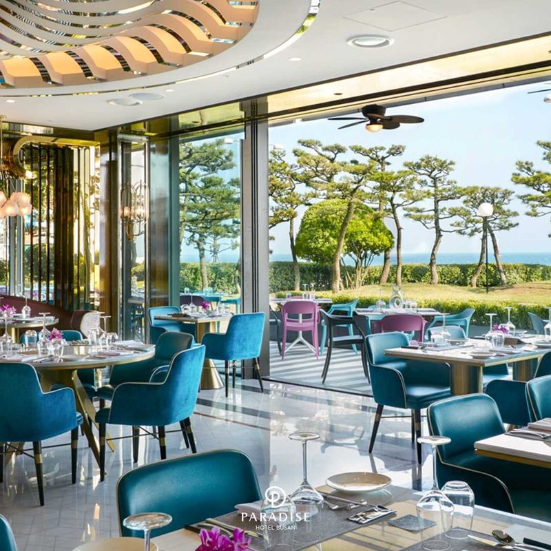 파라다이스호텔 부산의 정원. 바다를 배경으로 해 더욱 아름답다. ⓒ사진 파라다이스 호텔 부산 공식 인스타그램 @busan.paradisehotel