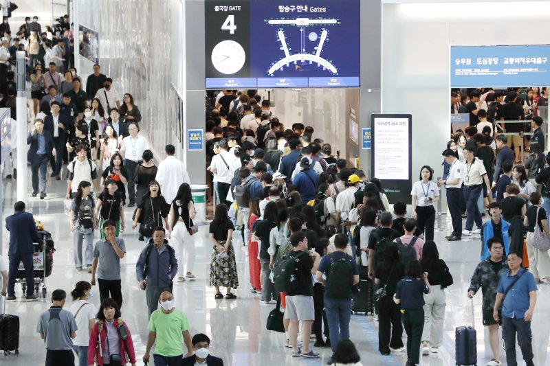 본격적인 휴가철을 맞아 지난달 31일 인천국제공항 출국장이 이용객들로 붐비고 있다. ⓒ사진 2023년 8월 7일 뉴시스