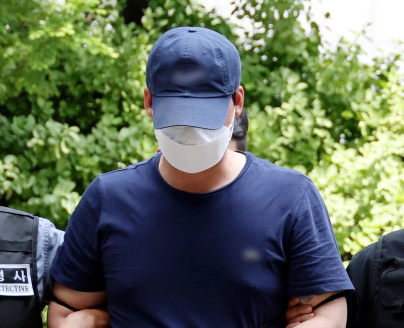 인천 번화가에서 살인을 저지르겠다는 협박성 글을 인터넷에 올린 혐의를 받는 40대 남성이 2023년 8월 7일 오후 구속 전 피의자 심문(영장실질심사)를 받기 위해 인천지법으로 들어서고 있다. ⓒ연합뉴스