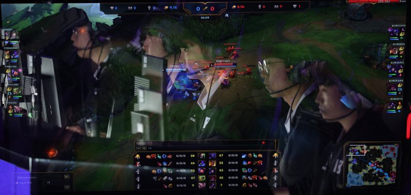 중국 항저우 E스포츠센터 FOP아레나에서 열린 제19회 항저우 아시안게임 E스포츠 '리그 오브 레전드' 결승 한국 대 대만 경기, 쵸비 등 한국 선수들이 경기에 집중하고 있다. ⓒ사진 2023년 9월 29일 뉴시스undefined2023.09.29.