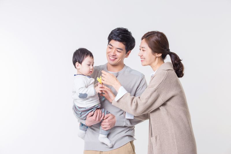 부부가 함께 아이를 돌보는 중. ⓒ게티이미지뱅크