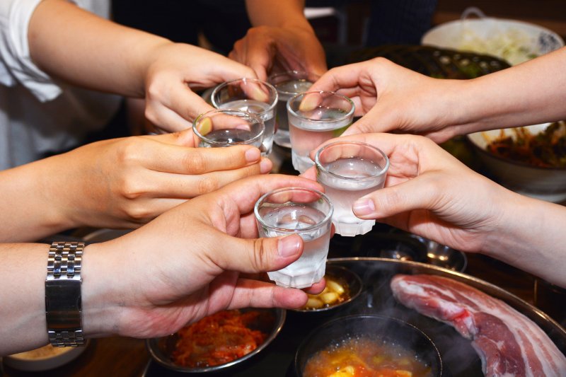 소주나 맥주를 비롯한 술과 치킨 등 고단백 식품은 혈중 요산 생성을 증가시켜 통풍 증상을 악화시키므로 주의가 필요하다. /뉴시스
