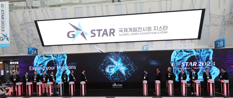 국제게임전시회 '지스타 2023' 개막식이 16일 오전 부산 해운대구 벡스코 제1전시장에서 열리고 있다. 오는 19일까지 나흘 동안 열리는 올해 지스타는 42개국 1,037개사가 참가해 게임 전시를 비롯해 비즈니스 네트워크 파티, 게임 컨퍼런스, 지스타 인디쇼케이스, 서브컬처게임페스티벌, 게임 코스프레 어워즈, 인디어워즈, 이스포츠 등 다양한 행사를 진행한다. ⓒ사진 2023년 11월 16일 뉴시스