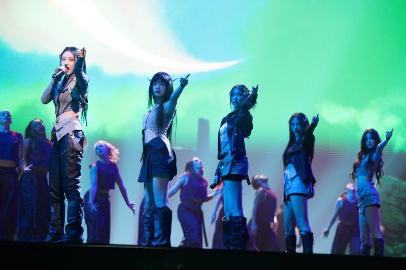 서울 구로구 고척 스카이돔에서 열린 2023 리그 오브 레전드(LoL) 월드 챔피언십(롤드컵) 결승전에서 그룹 뉴진스가 'GODS' 무대를 펼치고 있다. ⓒ사진 라이엇게임즈 제공, 연합뉴스