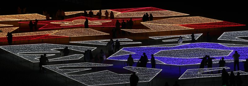 부산 해운대해수욕장에서 시민들이 해운대 빛축제를 관람하고 있다. 해운대 빛축제는 '희망, 빛으로 다시 한번'을 주제로 내년 1월 31일까지 열린다. ⓒ사진 뉴스1