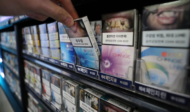 설탕과 담배는 중독 담배는 간접흡연으로 인한 비흡연자의 피해가 명확하다. 서울 시내 한 편의점에 진열된 담배./뉴시스