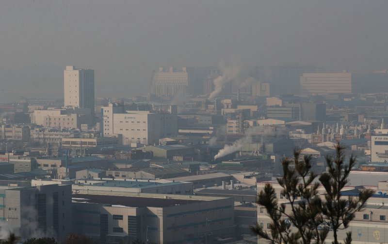 수도권 지역의 미세먼지 농도가 '나쁨' 수준을 보인 27일 경기 안산시 단원구 안산스마트허브 전망대에서 바라본 반월특수국가산업단지가 뿌연 모습을 보이고 있다. ⓒ사진 2023년 12우러 27일 뉴스1