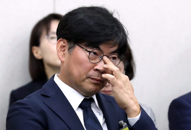 정순신 변호사가 지난해 10월11일 오후 서울 여의도 국회에서 열린 교육부 등 국정감사에 참석해 안경을 고쳐 쓰는 모습. 사진=뉴시스