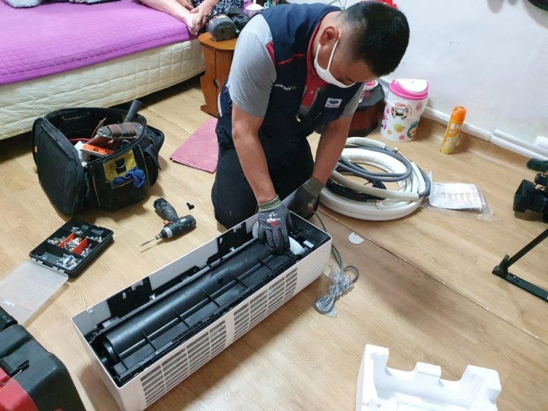 저소득층 가구의 에어컨 청소 지원. 전문가가 에어컨 청소·재조립하고 있다. ⓒ사진 경기도 제공, 뉴스1