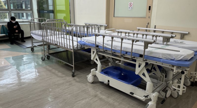 서울 시내 대학병원 수술실 앞에 텅빈 침대가 놓여 있다. 2024.2.21. 사진=뉴스1