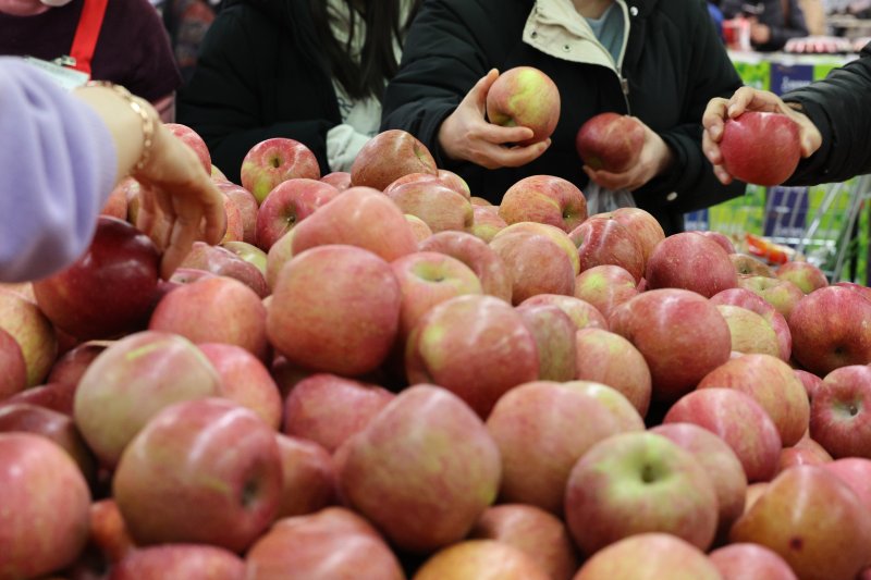 농산물 가격 상승의 영향으로 2월 소비자물가가 전년 동월 대비 3.1% 오르며 두 달 만에 다시 3%대로 진입했다. 통계청이 발표한 2월 소비자물가동향에 따르면 지난달 소비자물가 지수는 113.77(2020=100)로 전년 동월 대비 3.1% 상승했다. 농산물은 전년 같은 달보다 20.9% 치솟으며 2011년 1월(24.0%) 이후 13년 1개월 만에 최대 상승했다. 사과가 71.0% 오르며 가장 많이 상승했고 귤(78.1%), 토마토(56.3%), 파(50.1%), 딸기(23.3%), 쌀(9.2%), 배(61.1%) 등의 증가세가