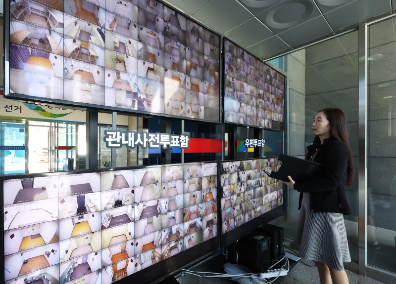 1일 오전 경기도 수원시 영통구 경기도선거관리위원회 로비에 설치된 모니터에서 관계자들이 구ㆍ시ㆍ군선거관리위원회 사전투표함 등 보관장소 CCTV 영상을 살펴보고 있다. 사전투표함 보관장소 CCTV 영상은 사전 신청 없이 17개 시ㆍ도 선관위 청사에 설치된 모니터를 통해 24시간 열람할 수 있다. ⓒ사진 연합뉴스