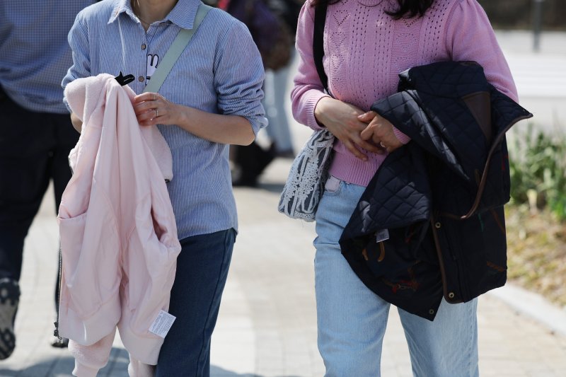 4월에 초여름 날씨라니. 초여름 날씨를 보인 2일 경기도 과천시 서울대공원을 찾은 시민들이 더위에 외투를 벗어 팔에 걸치고 있다. ⓒ사진 연합뉴스