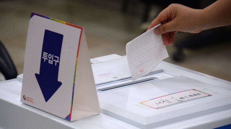 4·5 재보궐선거 투표일인 5일 전북 전주시 서신동주민센터에서 한 유권자가 투표를 하고 있다. ⓒ사진 2023년 4월 5일 뉴시스