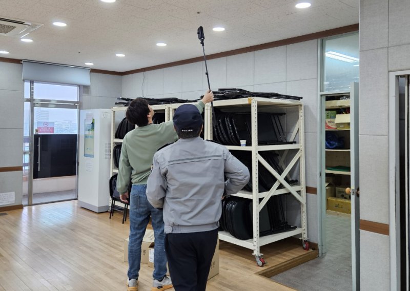 4일 오전 광주의 한 사전투표소에서 광주경찰청 경비과 소속 경찰관들이 탐지 장비를 이용해 불법 카메라 설치 여부를 점검하고 있다. 광주경찰청은 선거 기간에 투표용지 보관소 및 투표소에 대한 순찰을 강화하고, 공정 선거를 위협하는 범죄 행위에 강력히 대응할 방침이다. ⓒ사진 연합뉴스