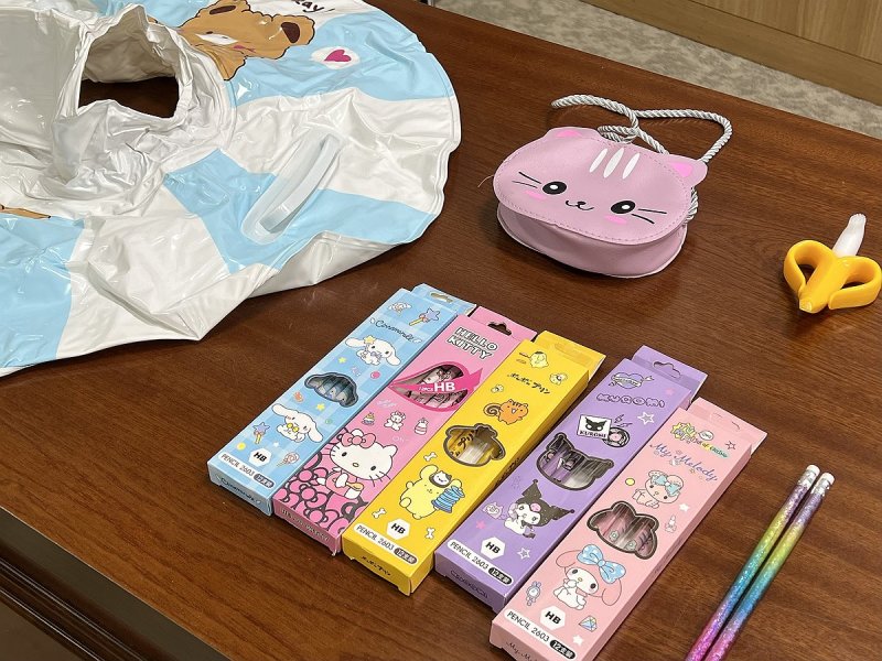 중국 온라인 쇼핑 플랫폼에서 판매하는 어린이용품에서 국내 기준치의 최대 56배에 달하는 발암물질이 검출됐다. 서울시는 시민 건강과 안전을 위협하는 해외 직구(직접구매) 상품 가운데 특히 '알테쉬'(알리·테무·쉬인)로 불리는 중국 플랫폼을 중심으로 상시 안전성 검사에 나선다고 8일 밝혔다. 사진은 해외직구 제품 안전성 조사에서 유해 물질이 검출된 제품 일부. ⓒ사진 연합뉴스