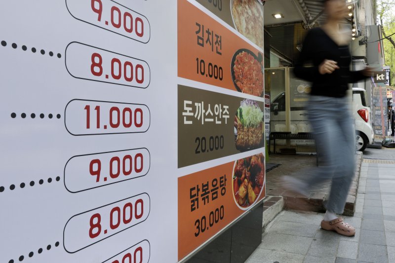 12일 서울 중구 한 식당가에 메뉴 가격표가 붙어 있다. 한국소비자원 가격정보종합포털 '참가격'에 따르면 삼겹살과 자장면 등 서울 기준 8개 외식 대표 메뉴의 가격이 모두 2월과 동일한 것으로 조사됐다. ⓒ사진 2024년 4월 12일 뉴시스