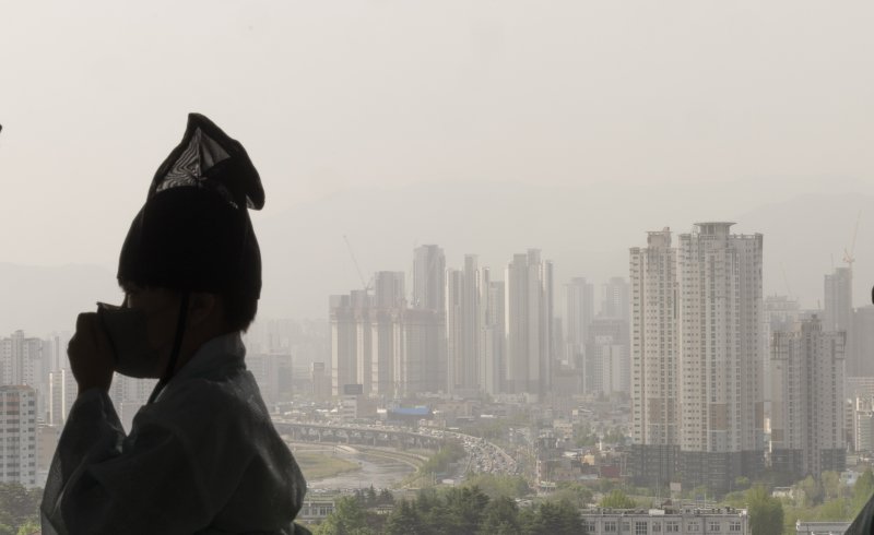 대구 지역 미세먼지 농도가 '매우 나쁨' 수준을 보인 17일 오전 대구 북구 구암서원에서 한 학생이 마스크를 착용하고 인성교육을 받고 있다. ⓒ사진 2024년 4월 17일 연합뉴스